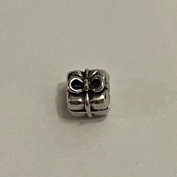 PANDORA Retired Sterling Silver Christmas Gift or Birthday Present Bead - Picture 4 of 5
